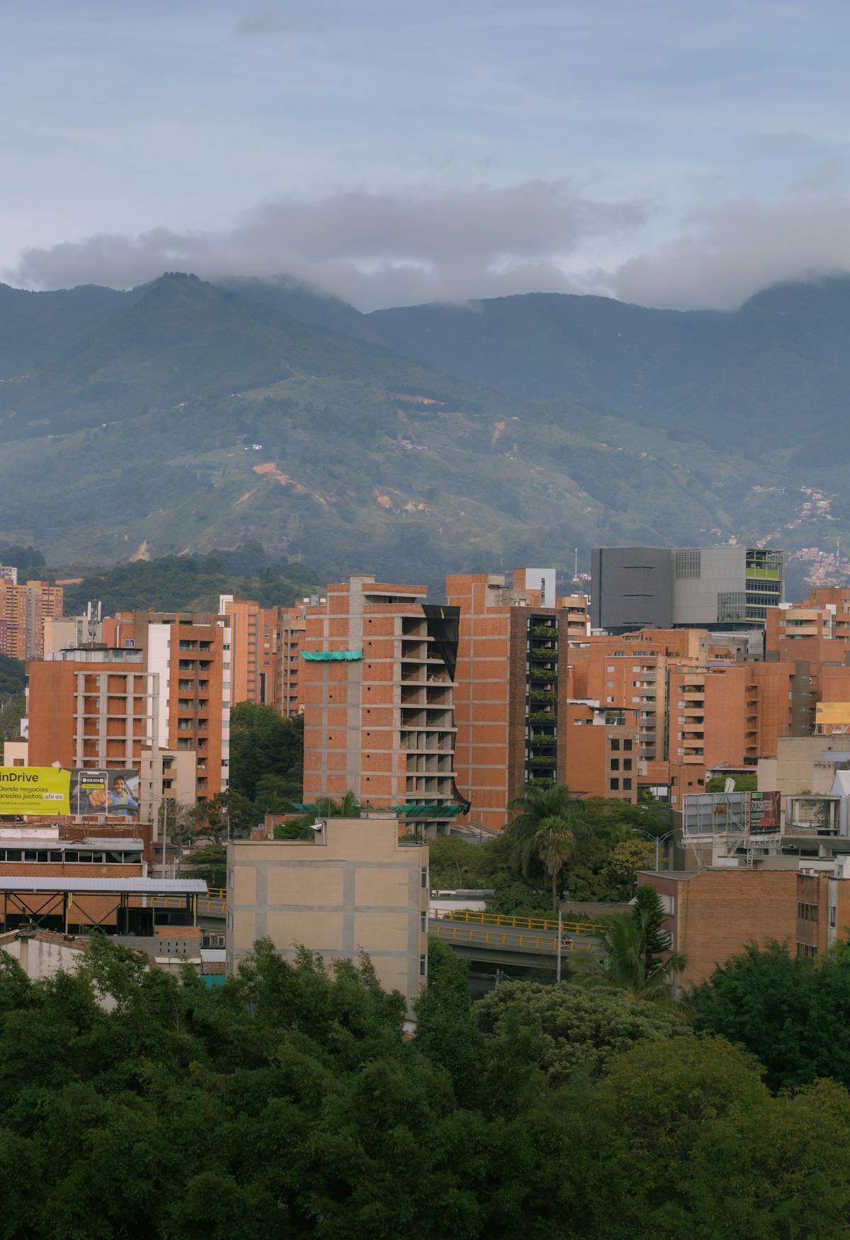 Skyline de Medellín Colombia con montañas de los Andes al fondo — barrio Laureles vista panorámica